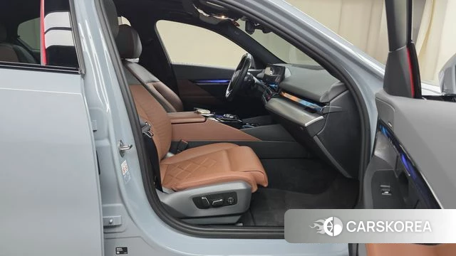 BMW 5 Series (G60) 2024 Цвет галактики из Кореи, фото 2