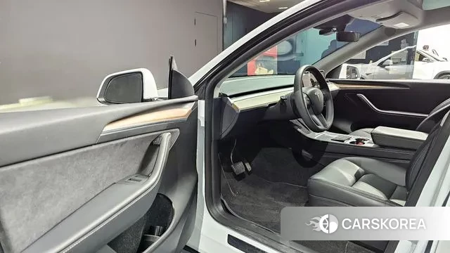 Tesla Model Y 2023 Белый из Кореи, фото 2