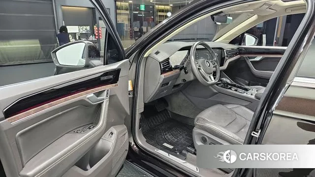 Volkswagen Touareg 3rd generation 2020 Коричневый из Кореи, фото 2