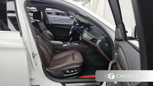 BMW 5 Series (G30) 2020 Белый из Кореи, фото 2