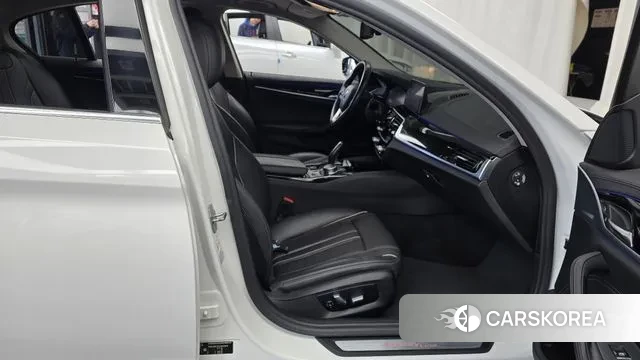 BMW 5 Series (G30) 2019 Белый из Кореи, фото 2