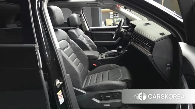 Volkswagen Touareg 3rd generation 2023 Черный из Кореи, фото 2