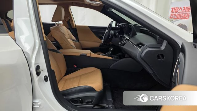 Lexus ES300h 7th generation 2025 Белый из Кореи, фото 2