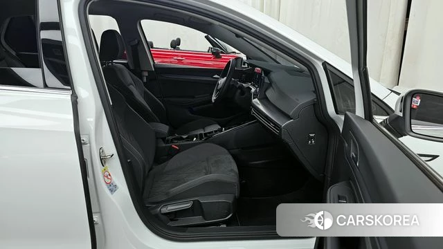 Volkswagen Golf 8th Generation 2024 Белый из Кореи, фото 2