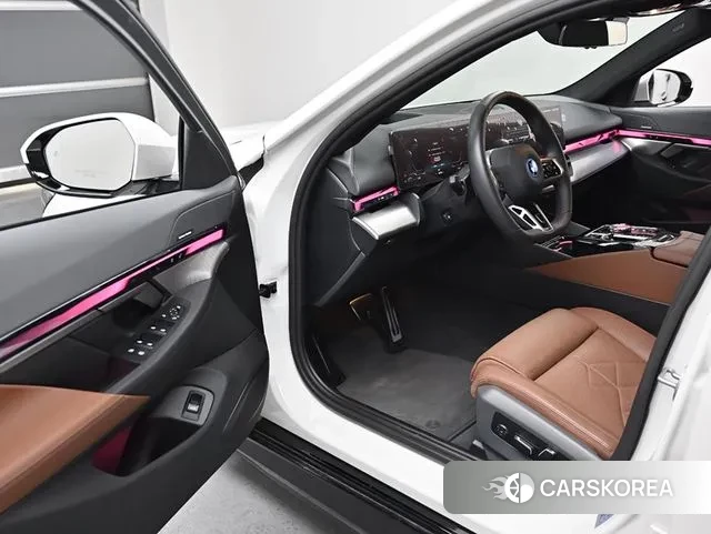 BMW 5 Series (G60) 2025 Белый из Кореи, фото 2