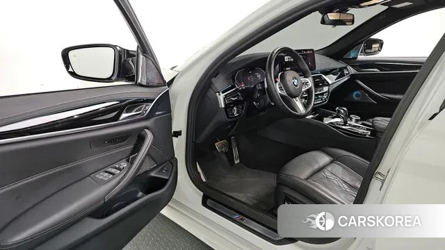 BMW 5 Series (G30) 2022 Белый из Кореи, фото 2