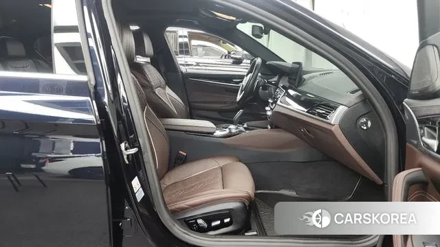 BMW 5 Series (G30) 2022 Черный из Кореи, фото 2