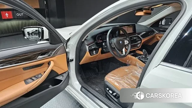 BMW 5 Series (G30) 2021 Белый из Кореи, фото 2