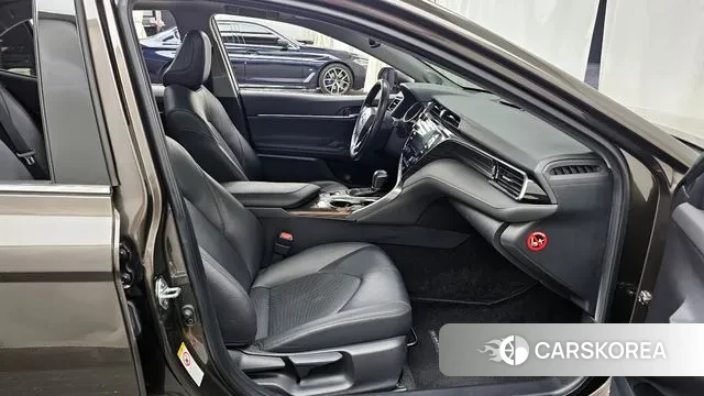 Toyota Camry (XV70) 2018 Песочный из Кореи, фото 2