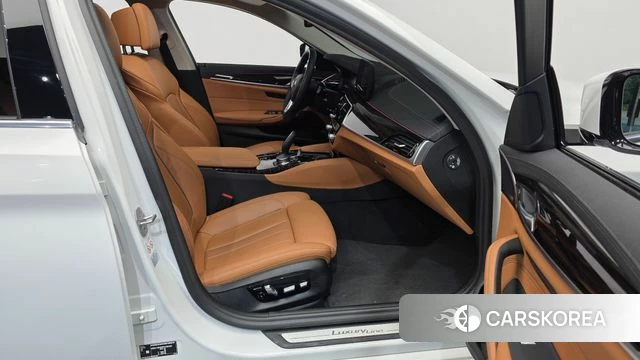 BMW 5 Series (G30) 2022 Белый из Кореи, фото 2