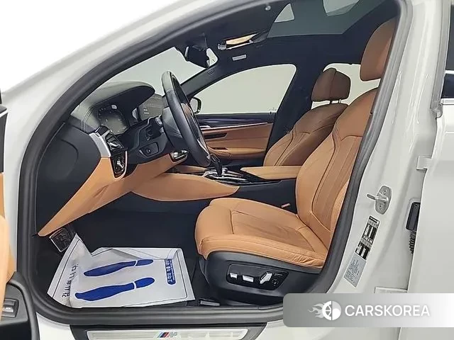 BMW 5 Series (G30) 2023 Белый из Кореи, фото 2