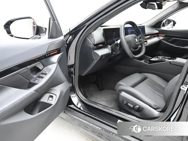 BMW 5 Series (G60) 2024 Черный из Кореи, фото 2