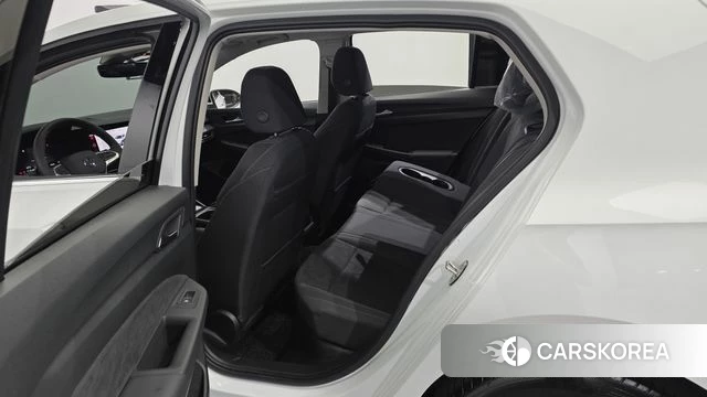 Volkswagen Golf 8th Generation 2024 Белый из Кореи, фото 2