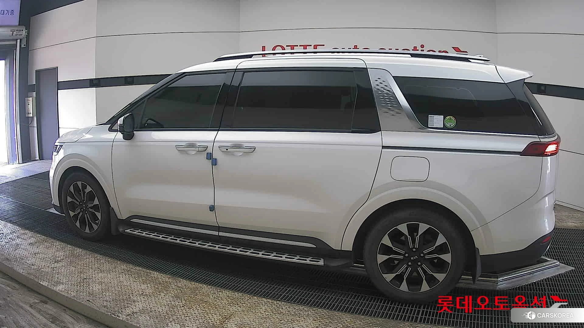 Kia Carnival 2021 Snow White Pearl из Кореи, фото 2