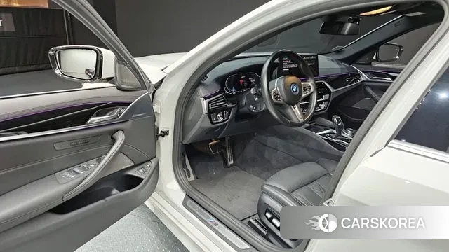 BMW 5 Series (G30) 2022 Белый из Кореи, фото 2