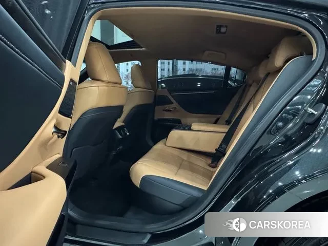 Lexus ES300h 7th generation 2024 Черный из Кореи, фото 2