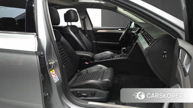 Volkswagen Passat GT (B8) 2022 Серебристо-серый из Кореи, фото 2