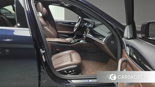 BMW 5 Series (G30) 2018 Черный из Кореи, фото 2