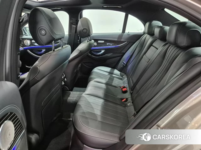 Mercedes-Benz E-Class W213 2023 Песочный из Кореи, фото 2