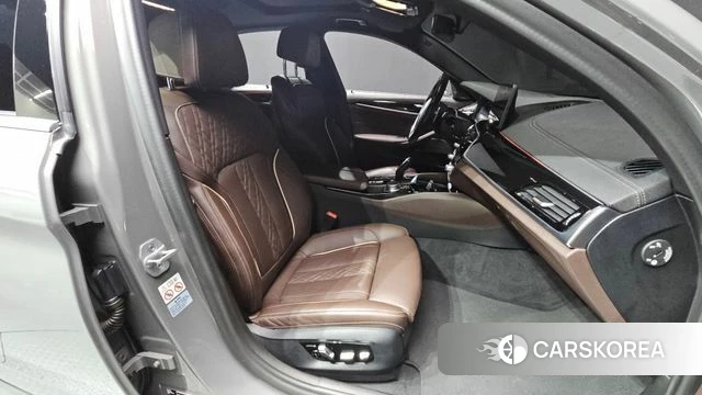 BMW 5 Series (G30) 2022 Серебристо-серый из Кореи, фото 2