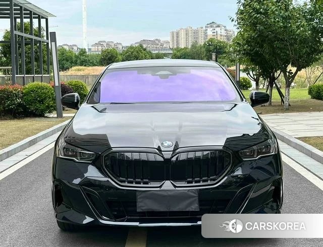 BMW 5 series 2025 Черный из Китая, фото 2