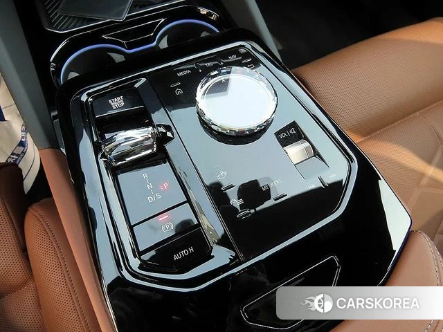 BMW 5 Series (G60) 2025 Белый из Кореи, фото 2