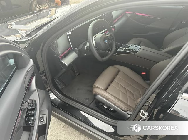 BMW 5 Series (G60) 2025 Черный из Кореи, фото 2