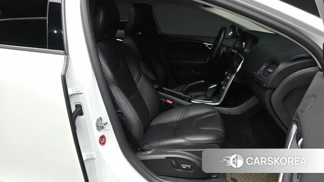 Volvo V40 2018 Белый из Кореи, фото 2