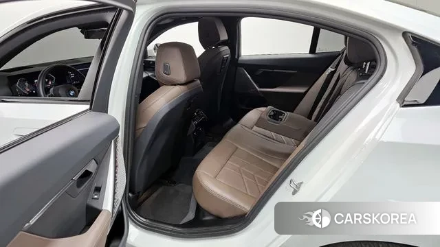 BMW 5 Series (G60) 2024 Белый из Кореи, фото 2