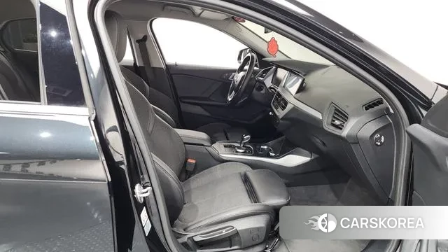 BMW 1 Series (F40) 2021 Черный из Кореи, фото 2