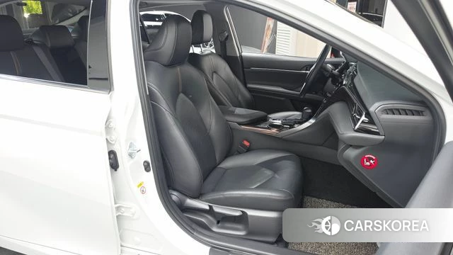 Toyota Camry (XV70) 2018 Белый из Кореи, фото 2