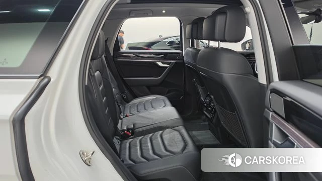 Volkswagen Touareg 3rd generation 2021 Белый из Кореи, фото 2
