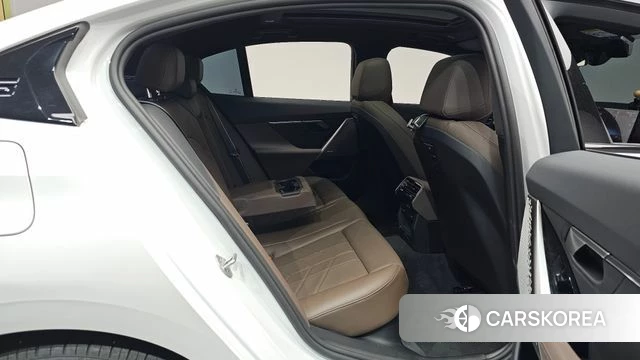 BMW 5 Series (G60) 2025 Белый из Кореи, фото 2