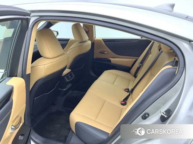 Lexus ES 2024 Серебристо-серый из Китая, фото 2