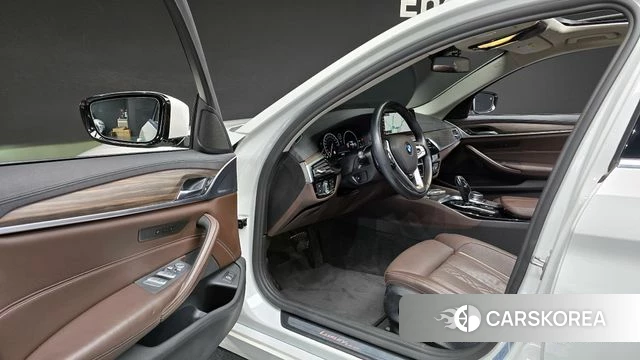 BMW 5 Series (G30) 2019 Белый из Кореи, фото 2