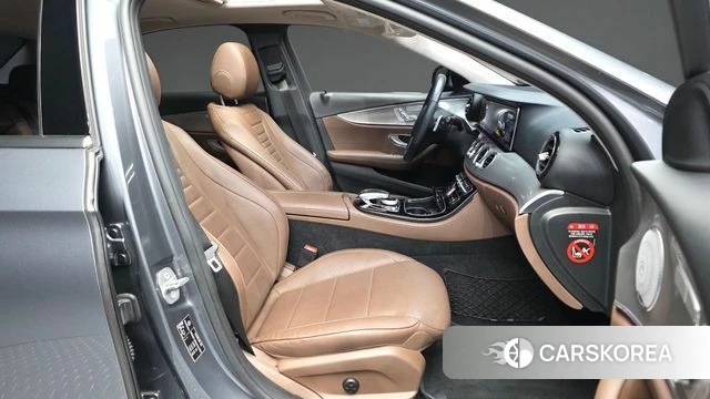 Mercedes-Benz E-Class W213 2018 Серый из Кореи, фото 2