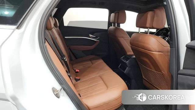 Audi e-Tron 2021 Белый из Кореи, фото 2