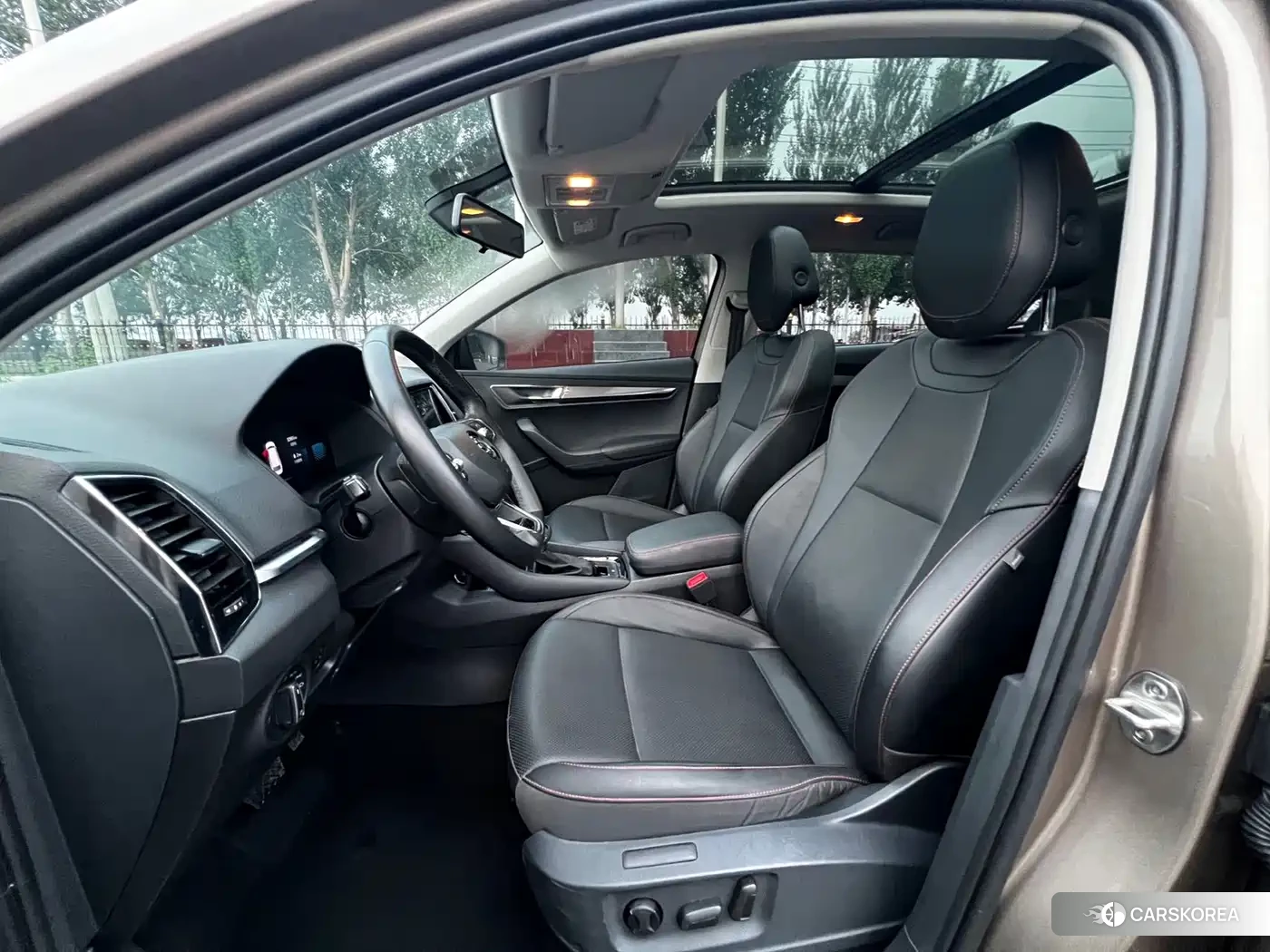 Skoda Karoq 2022 Champagne/brown из Китая, фото 2