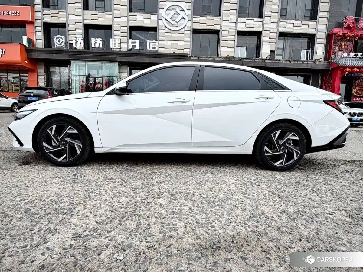 Hyundai Elantra 2023 Белый из Китая, фото 2