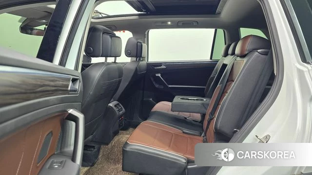 Volkswagen Tiguan Allspace 2023 Белый из Кореи, фото 2