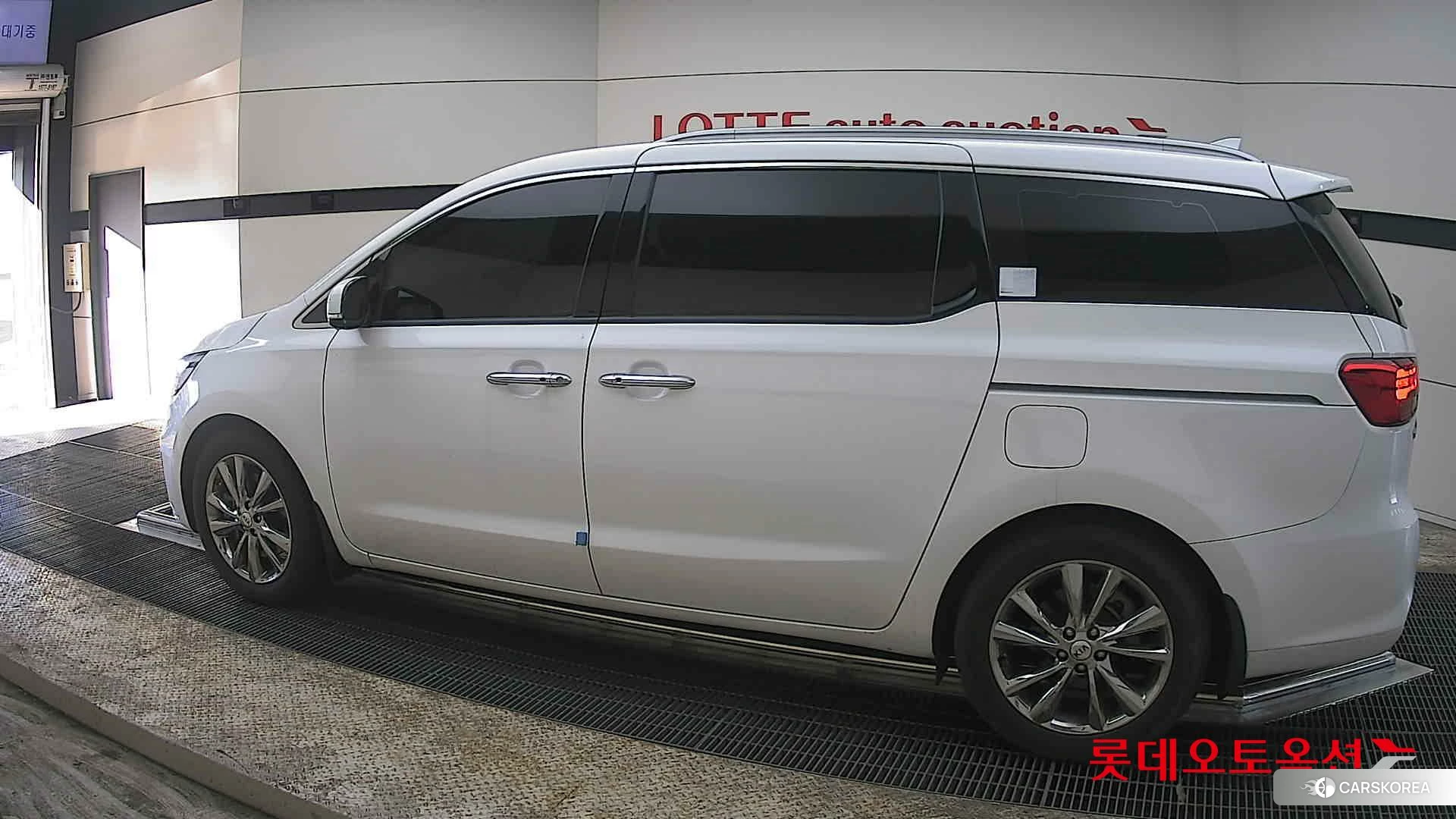 Kia Carnival Limousine 2020 Snow White Pearl (optional) из Кореи, фото 2