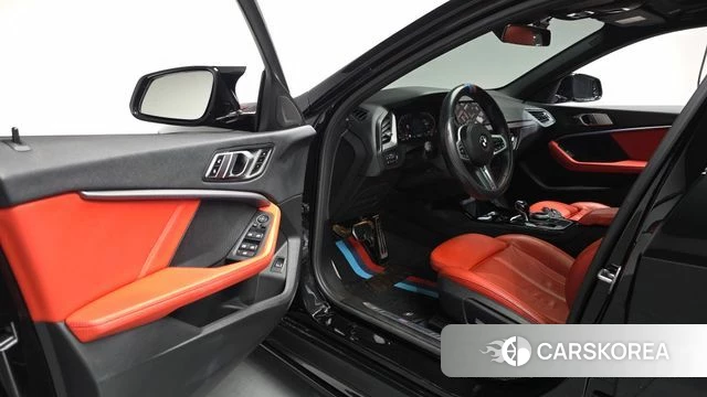 BMW 1 Series (F40) 2021 Черный из Кореи, фото 2