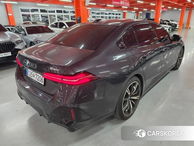 BMW 5 Series (G60) 2025 Серый из Кореи, фото 2
