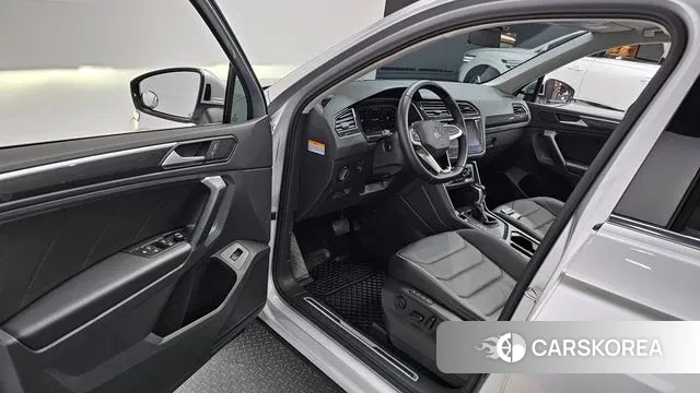 Volkswagen Tiguan second Generation 2022 Серебряный из Кореи, фото 2