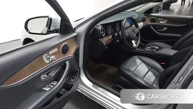 Mercedes-Benz E-Class W213 2018 Серебристо-серый из Кореи, фото 2