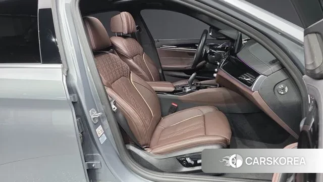 BMW 5 Series (G30) 2022 Серебряный из Кореи, фото 2