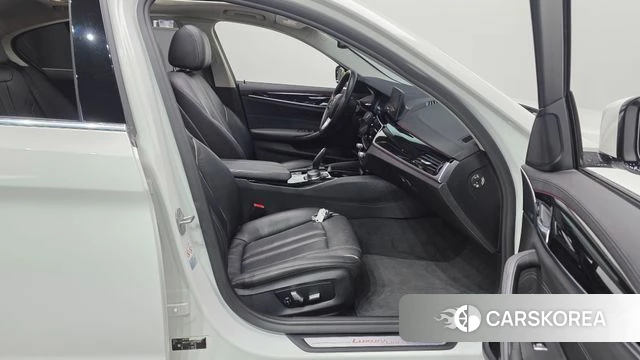 BMW 5 Series (G30) 2019 Белый из Кореи, фото 2