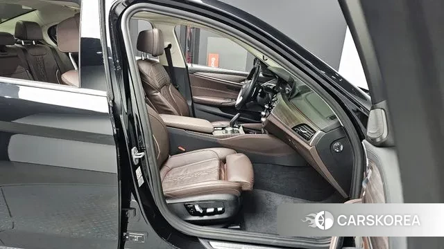 BMW 5 Series (G30) 2020 Черный из Кореи, фото 2