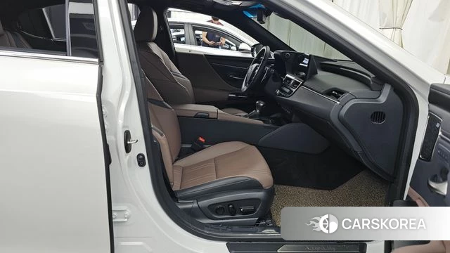 Lexus ES300h 7th generation 2025 Белый из Кореи, фото 2