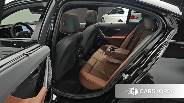 BMW 5 Series (G60) 2025 Черный из Кореи, фото 2